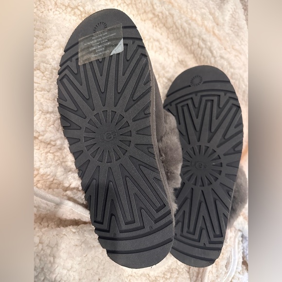Women’s UGG platform slipper. Gray. SZ 8. Never worn - Picture 3 of 4